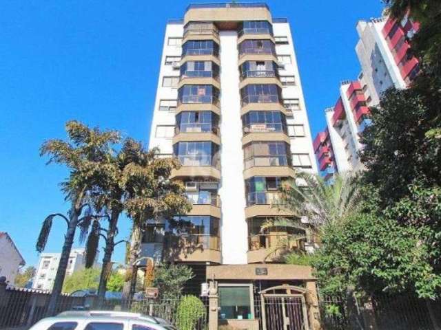 Ótimo apartamento no Cond. Saint James, no Menino Deus, com 82m² privativos, desocupado, de 3 dormitórios, vaga e infra. Possui living amplo para 2 ambientes com sala de estar e sala de jantar, sacada