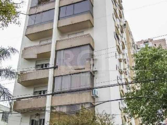 Bairro Menino Deus.-  Apartamento de dois dormitórios, um com sacada, hall de entrada, living amplo para dois ambientes, cozinha com área de serviço e banheiro auxiliar.&lt;BR&gt;Piso parquet, andar a