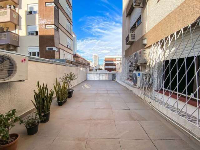 Apartamento Garden com 03 dormitórios no bairro Menino Deus. O imóvel possui 170m² de área privativa, cozinha americana, banheiro social, living, escritório com banheiro, área de serviço e sala com li