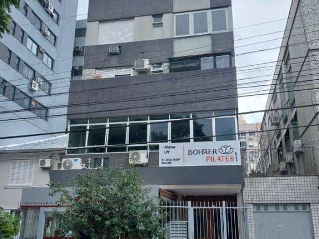 Cobertura de 1 dormitório na Jose de Alencar, Bairro Menino Deus, com living para 2 ambientes, cozinha e banheiro social. amplo terraço com churrasqueira. sem vaga de garagem. ótima localização no bai