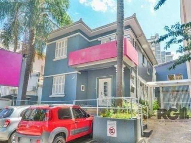 Aluguel de Casa Comercial de 240 m² - Floresta &lt;BR&gt;Descubra a perfeita combinação de conforto, modernidade e segurança nesta encantadora casa, situada em um amplo terreno que garante excelente i