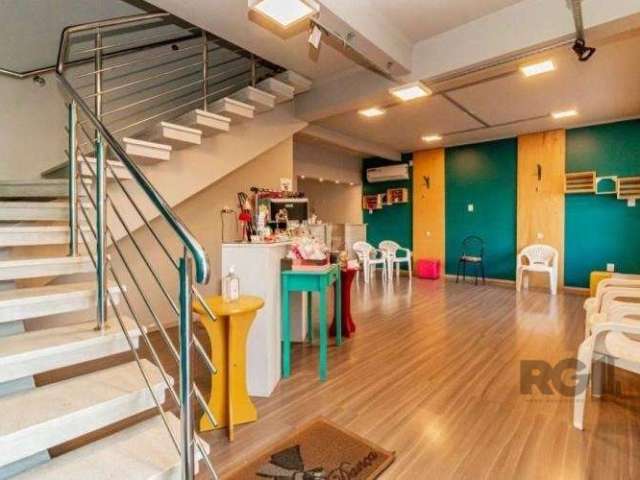 Casa comercial localizada no bairro Vila Ipiranga, com 193m ². Imóvel dispõe de 03 dormitórios, 6 salas, cozinha, 3 banheiros, área de serviço e pisos em cerâmica e laminado.Ela tem um salão de festa 