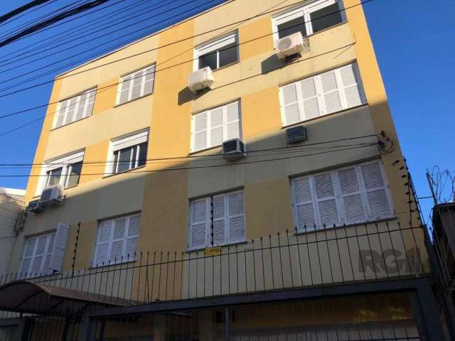 Amplo apartamento no bairro Menino Deus, para aluguel. Localizado na Rua Dezessete de Junho, próximo a diversas facilidades. O imóvel possui  área de serviço separada,  copa cozinha, living 2 ambiente