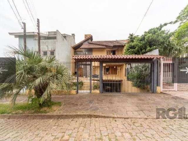 Casa à venda em Porto Alegre, no bairro Espírito Santo. Com 4 dormitórios, sendo 2 suítes, 3 banheiros, 2 salas, varanda, churrasqueira, lareira e  garagem para até 4 carros. Área total de 370m². Exce