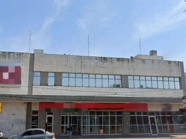 Este edifício comercial disponível para aluguel está estrategicamente localizado na Avenida Farrapos, uma das principais e mais movimentadas vias de Porto Alegre. Com 1.400 metros quadrados de área pr