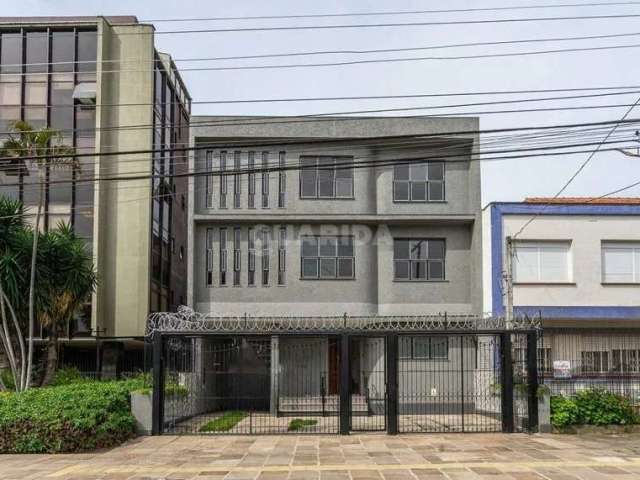 Excelente oportunidade de aluguel de casa comercial localizada na Rua Bernardo Pires, próxima a infraestrutura do bairro Santana em Porto Alegre. Imóvel com andar inteiro disponível para locação. Apro