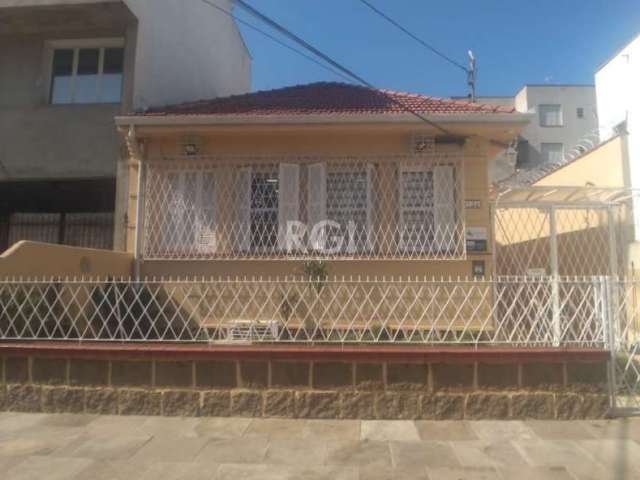 Excelente casa em alvenaria para fins comerciais  e residencial no bairro São Geraldo. Toda reformada.  Casa com peças amplas,  iluminadas e ventiladas,   cozinha e espaço com churrasqueira.  Na área 