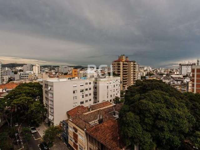 Apartamento 3 dormitórios, com 131,00, de frente, no bairro Farroupilha, living com 2 ambientes, sacada,hall, cozinha, área de serviço, dependência completa, vista, excelente localização, muito ilumin