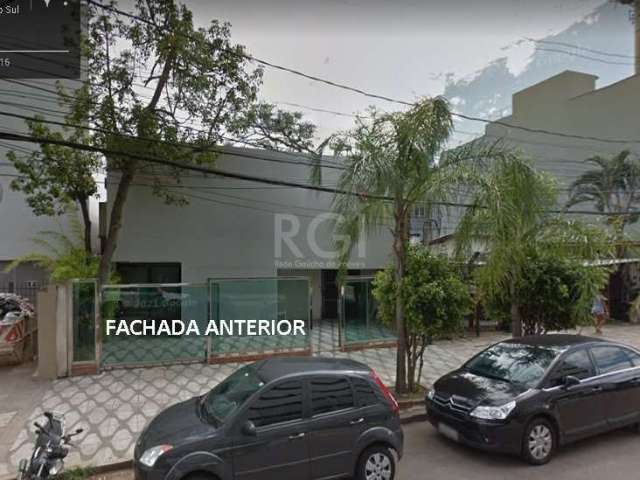 LOCAÇÃO - Prédio comercial, de 580m2, privs., com TERRAÇO e mezzanino (300m2), AMPLO salão e pé direito duplo (9m),  divisórias internas, circulação, 16 banheiros, pátio de fundos e terraço. Localizaç