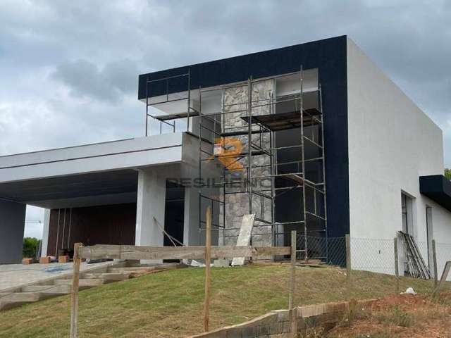 Casa com 04 quartos, 294 m2 de área construída em condomínio fechado !