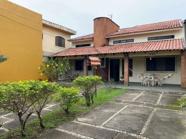 Casa com 4 quartos à venda na Vila Mirim, Praia Grande  por R$ 650.000