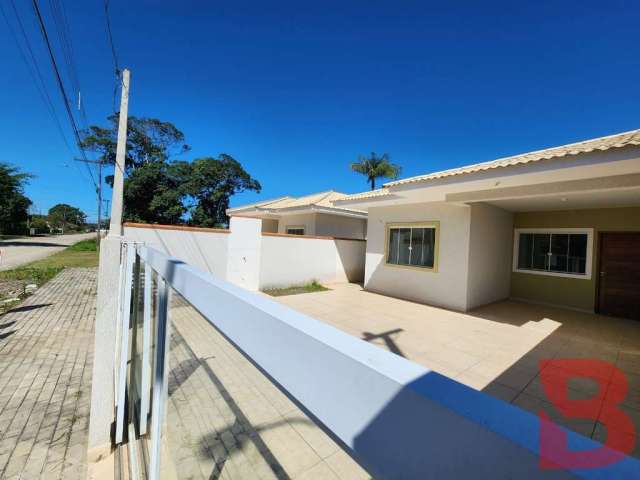 Casa nova, com valor promocional r$ 460mil,  03 dormitórios sendo 01 suíte, a apenas 400,00m do mar, localizada no balneário princesa do mar