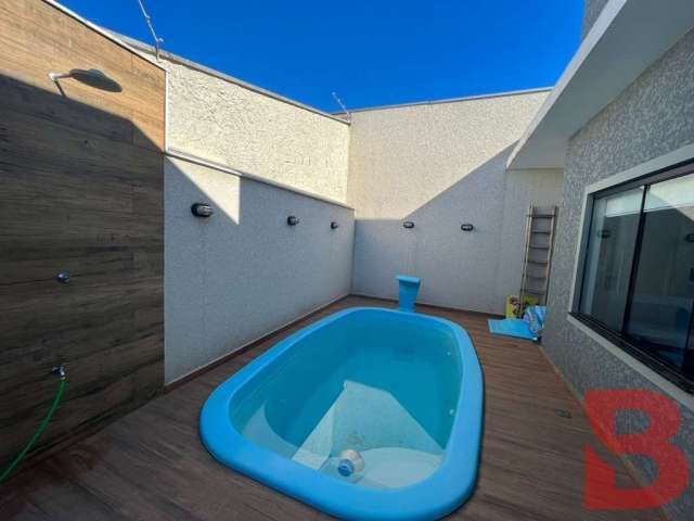 Linda casa com piscina na barra do saí; aproximadamente 300 metros do mar!