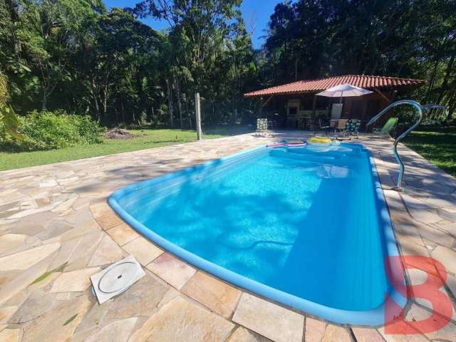 Linda chácara com piscina localizada na vila da gloria/sc