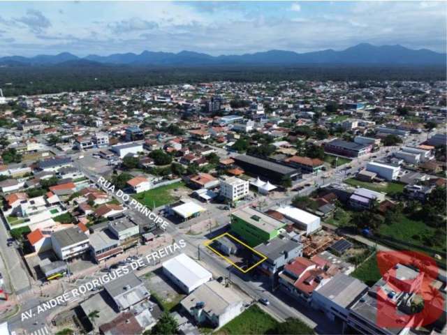 TERRENO COMERCIAL EM ITAPOÁ/SC, FRENTE PARA A AV. ANDRÉ RODRIGUES DE FREITAS, ESQUINA AV DO PRÍNCIPE, COM 450,00m2