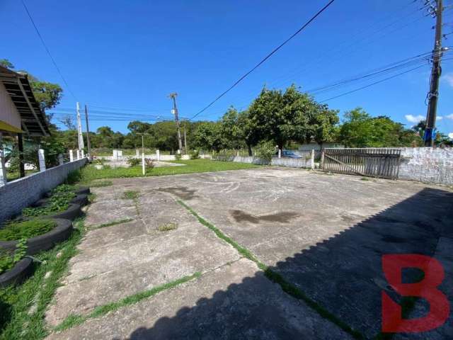 Linda residência no bairro figueira do pontal em um terreno de esquina medindo 455,00m²