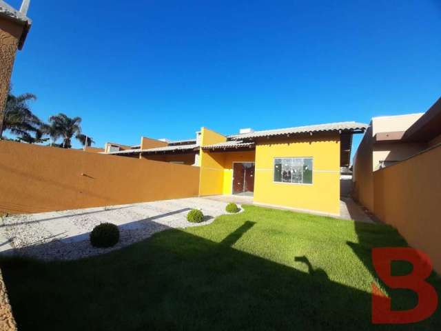 Casa na praia de itapoá, com  área de churrasqueira, aproximadamente 800 metros do mar.