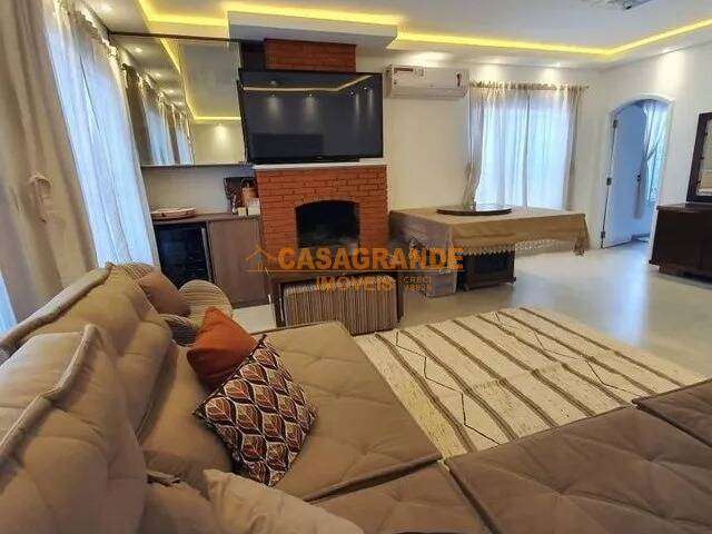 Casa com 05 quartos, 350mts no Jardim Esplanada  SJC