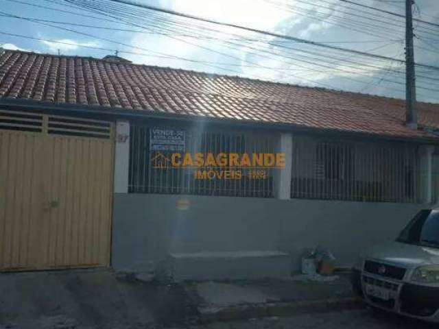 Casa com 04 quartos,