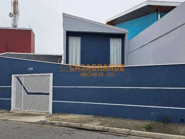 Casa com 03 quartos, 200mts  no Chácaras Oliveiras