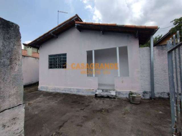 Casa com 03 quartos, no Jardim Ismênia