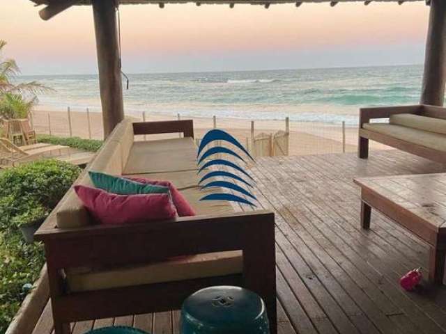 Casa Duplex Pé na areia em Jauá  Casa espetacular com 7 suítes, São 1200 m2 de área total cercada de mar e verde, Pé na areia, em uma das melhores praias da Bahia! PORTEIRA FECHADA