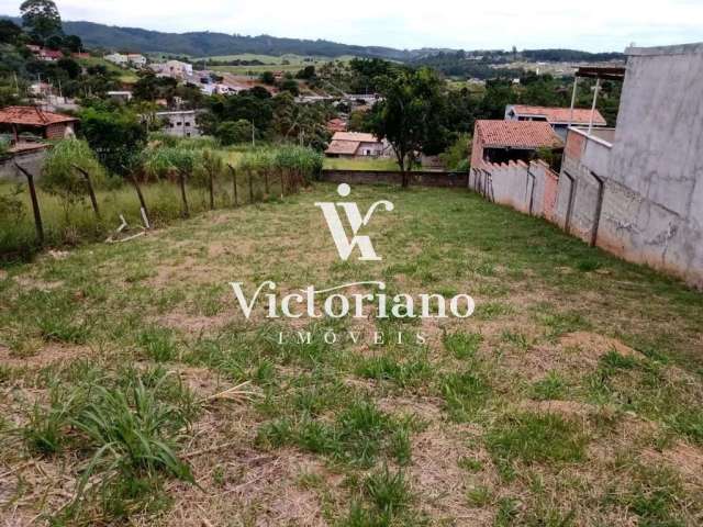 Terreno em declive 750m² murado - Chácaras Pousada do Vale – Aceita finan.