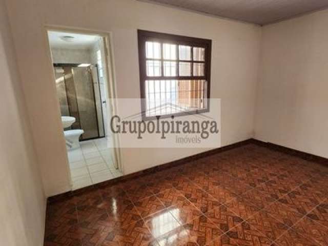 Sobrado com 2 dormitórios, sendo 1 suíte, sala , cozinha, quintal pequeno, lavanderia coberta, sem vaga de garagem