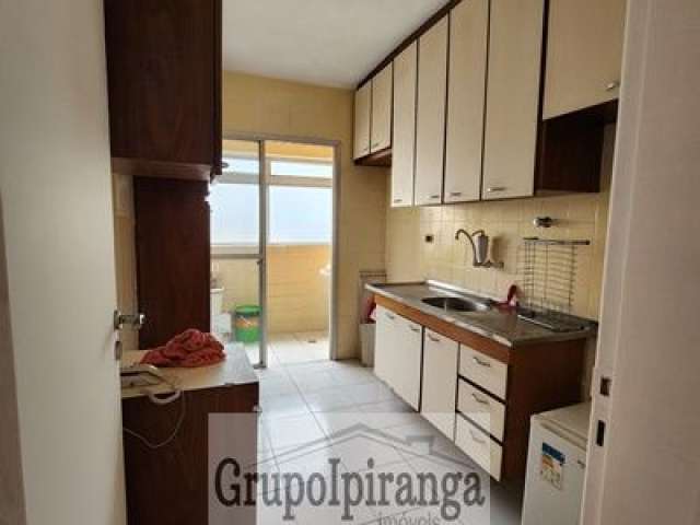 Apartamento 2 dormitórios, sala dois ambientes e uma vaga de garagem.