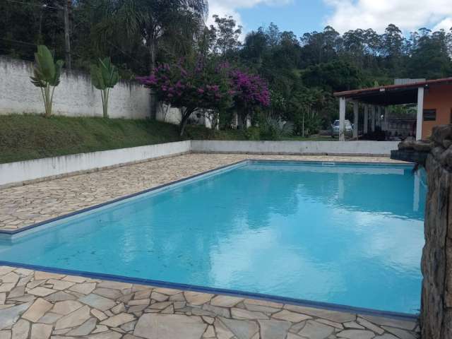 Chácara com piscina, lago e churrasqueira, Casa com 4 dormitórios sendo 2 suítes, toda cercada com muro e portão automático.