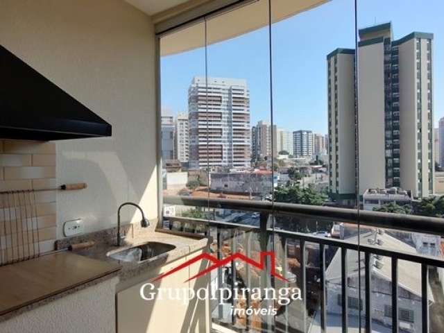 Apartamento com varanda gourmet e churrasqueira, 2 dormitórios, 1 suíte e 2 vagas de garagem cobertas.