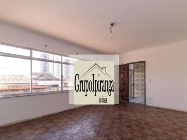 Sobrado com 220 m², 3 dormitórios com 1 suíte, quintal e 4 vagas de garagem