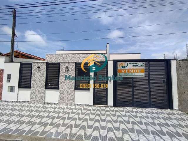 Casa Térrea em Mongaguá, bairro Jardim marina, 3 dormitórios sendo 1 suíte, edícula, piscina e espaço Grill com churrasqueira!!