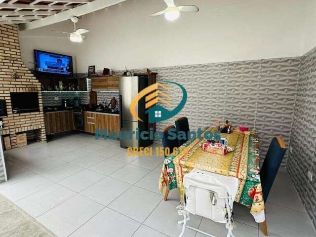 Casa em Mongaguá, bairro Centro, 3 dormitórios sendo 1 suíte, edícula, espaço grill com churrasqueira para o seu lazer bem próximo ao mar!!