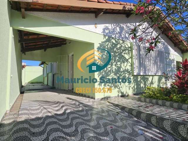 Casa em Mongaguá, bairro Jardim Praia Grande, localizada a 1 quadra da praia, 3 km da região central, excelente padrão, 3 dormitórios sendo 1 suíte, lavabo, churrasqueira, pagamento facilitado!!