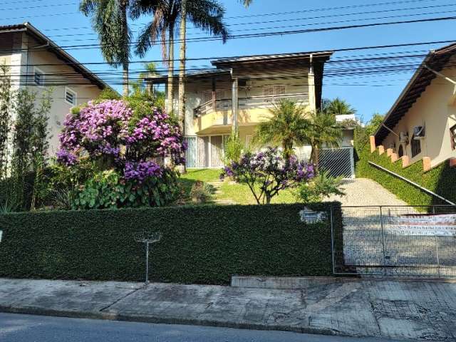 Casa averbada com 243 m2 , 2 suíte e mais 2 e 2 vagas garagens