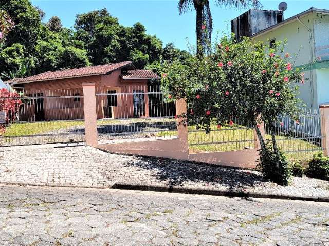 Casa averbada com 77 m2,  2 quartos e terreno de 489 m2