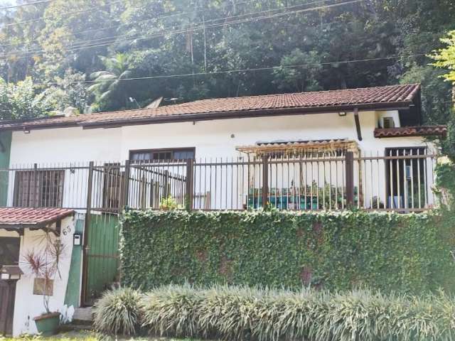 Casa plana com muito verde 2 suítes + 1 Glória