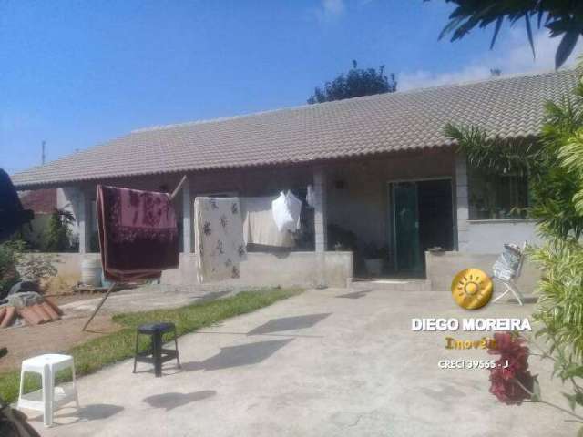 Casa com excelente terreno á venda em Terra Preta, bem localizada.