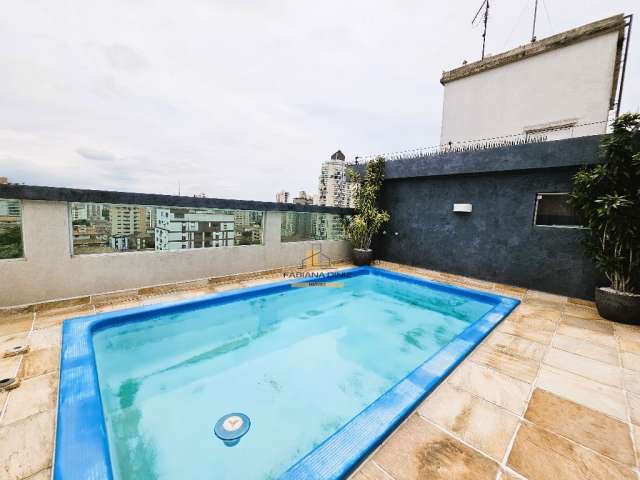 Cobertura duplex mobiliada com piscina.