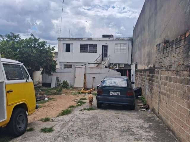 São 2 casas, uma sobre a outra. Cada uma com 1 dorm. sala, cozinha e WC