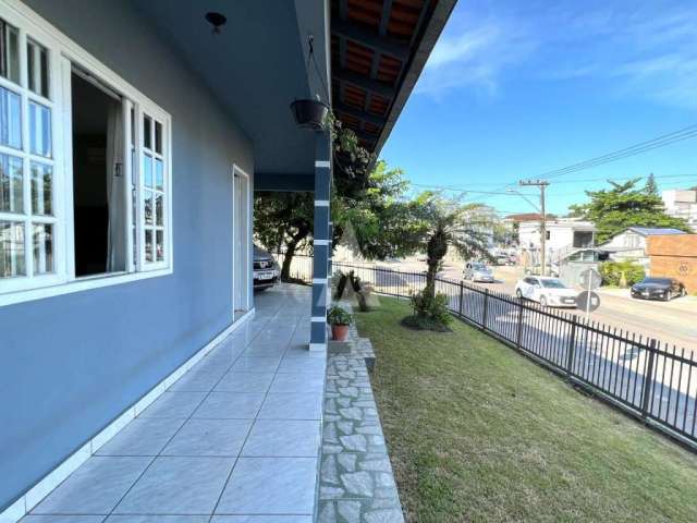 Casa com 3 quartos à venda na Rua Iririú, --, Saguaçu, Joinville por R$ 1.200.000