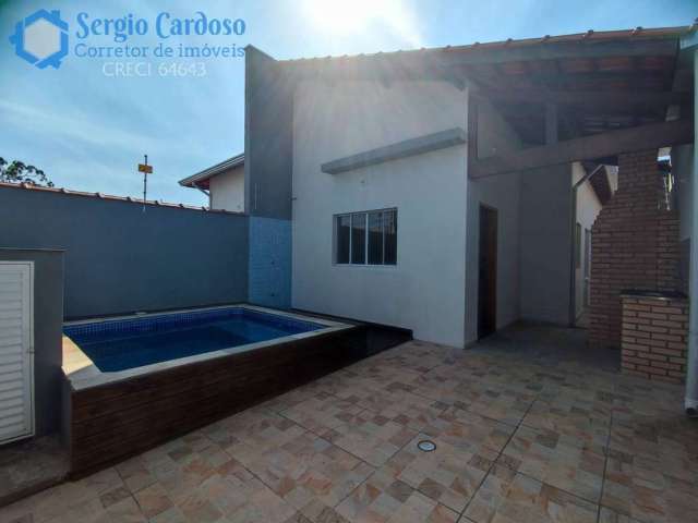 Casa nova com piscina e churrasqueira, apenas 800m da praia! itanhaém/sp