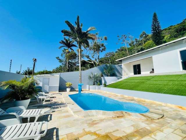 Casa Alto Padrão Com Piscina e Semi-Mobiliada - Praia de Fora em Palhoça/SC