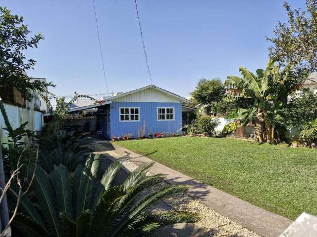 Casa Mista com Amplo Quintal no Bairro Aririu em Palhoça/SC