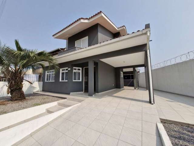 Casa Duplex com Área Gourmet e Localização Excepcional no Centro de Palhoça/SC!