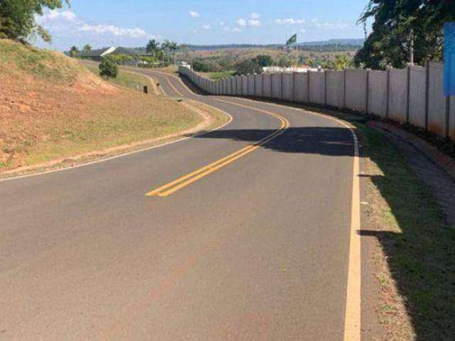 Usufrua da tranquilidade do Condomínio Ninho Verde II . Terreno próximo à área verde com cachoeira