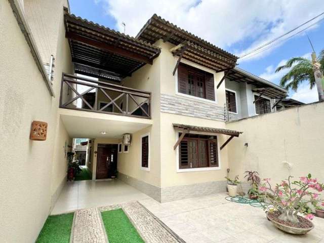 Casa duplex com 3 suítes, piscina, deck aconchegante e fácil localização.