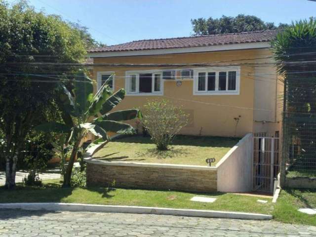 Casa duplex com 4 quartos sendo 1 suíte em Condomínio fechado