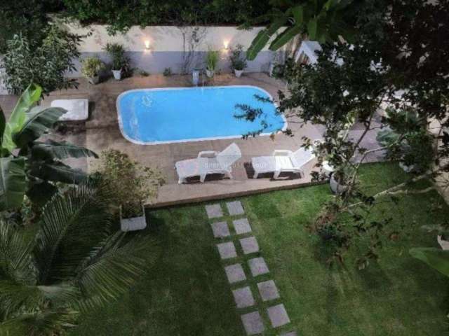 Casa com 6 quartos sendo 4 suítes com piscina no Engenho do Mato.